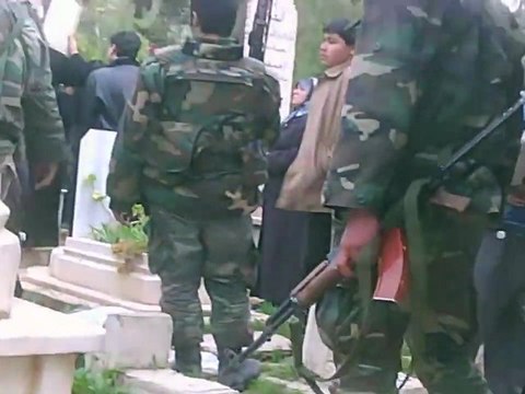 فري برس دفن أحد عناصر حزب اللات بعد مقتله على يد الجيش الحر