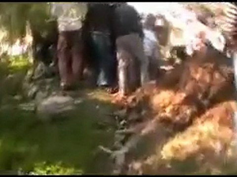 فري برس حمص تلبيسة دفن الشهداء في الحدائق 28 2 2012