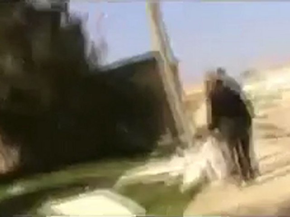 فري برس  حمص تلبيسة احدى القدائف على المنازل الأمنة في المدينة  25 2 2012 ج6