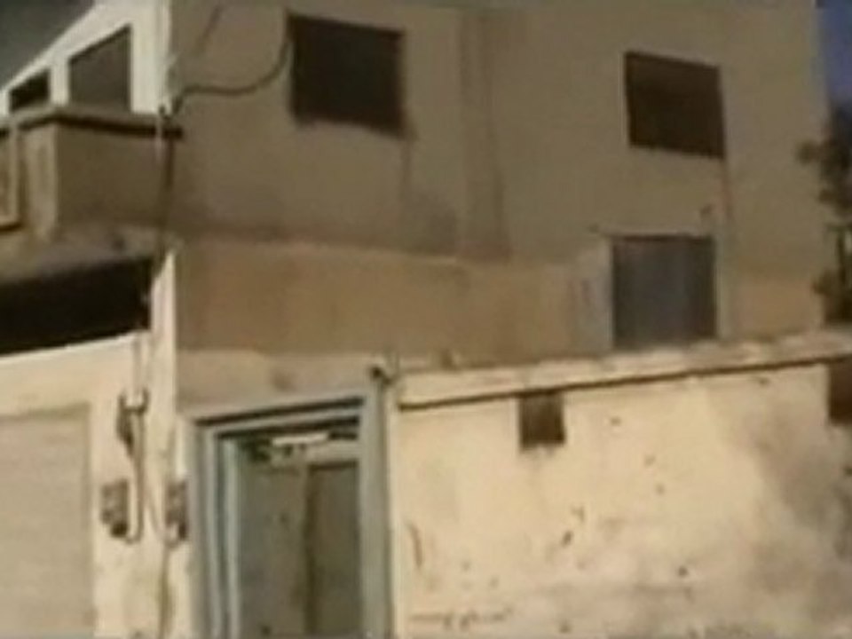 فري برس  حمص تلبيسة احدى القدائف على المنازل الأمنة في المدينة  25 2 2012 ج4