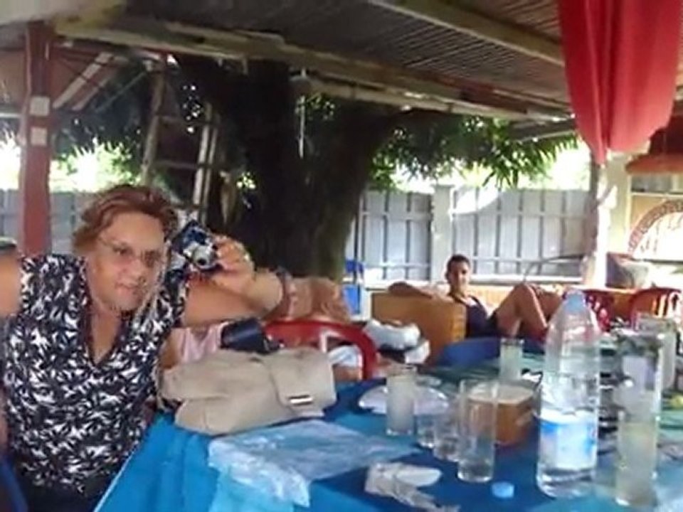 Llewelyn fait manger Isaiah à la Réunion