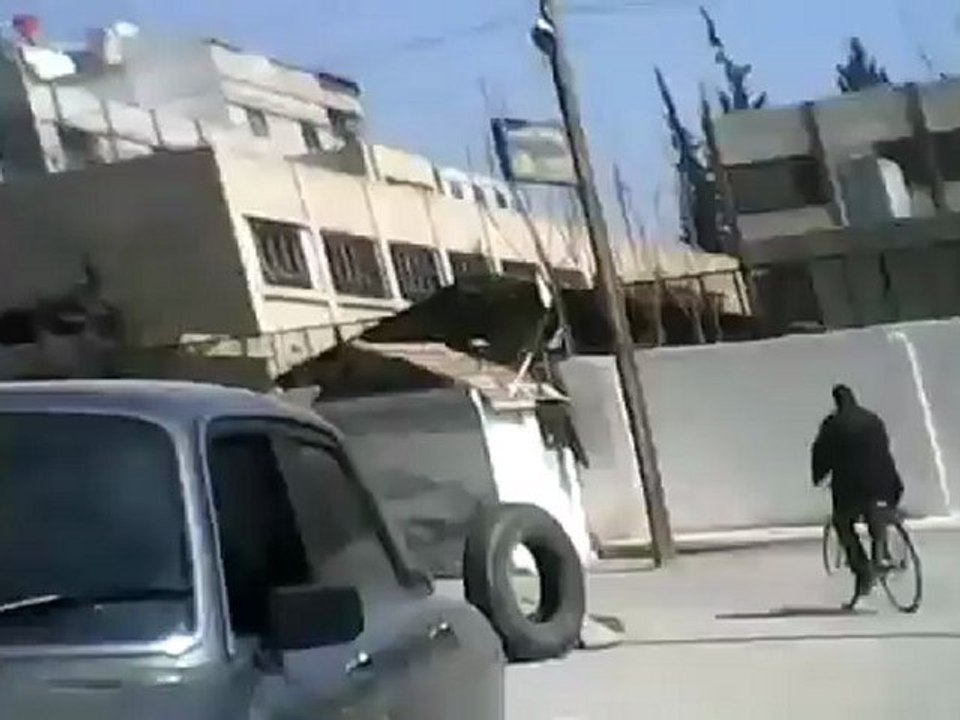 فري برس غوطة دمشق  سقبا  دبابة وحاجز أمني بساحة الراية  6 3 2012