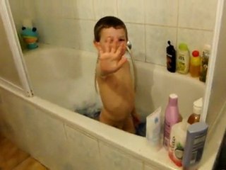 VALENTIN 13/02/2012 joue dans le bain s'amuse rigole