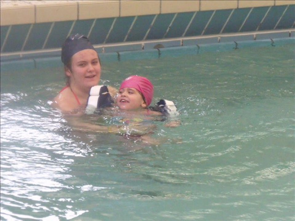 Jade et Enzo à la piscine