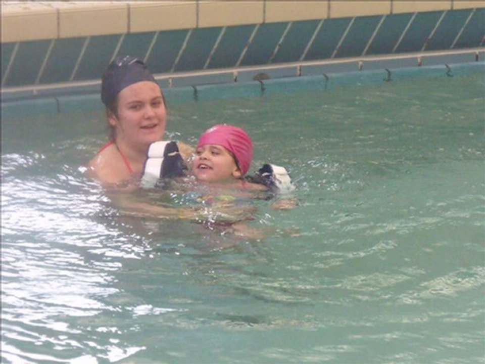 Jade et Enzo à la piscine