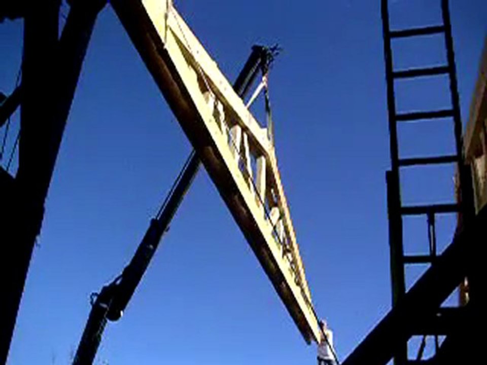 charpente (levage camion grue).mov