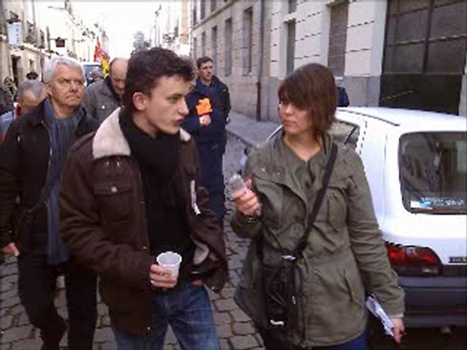 Robin SALECROIX (JC44) sur SUN radio pendant la manifestation européen contre le MES