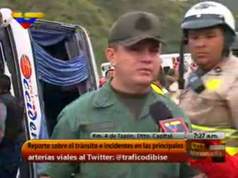 (VIDEO) Autoridades atienden volcamiento de autobús que dejó saldo de 2 fallecidos