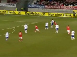 Marc Janko utiliza todo el cuerpo para marcar