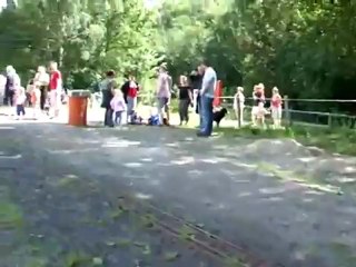 Zweitaktlok fährt im Bahnhof des DBC Sprockhoevel