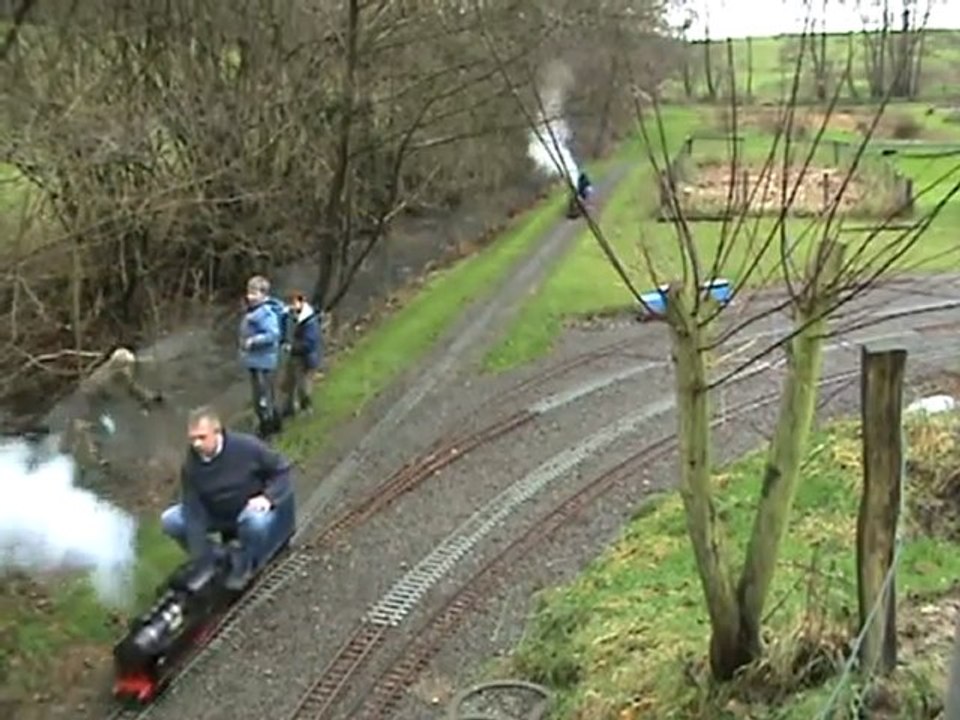 Lokomotiven und spielende Kinder im Huserland
