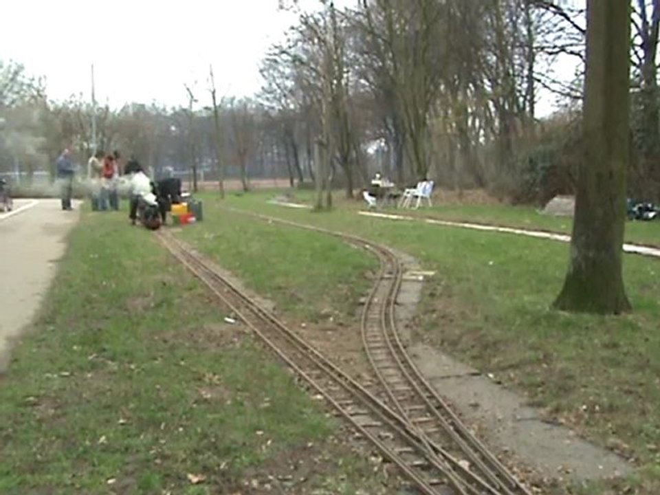 Kinder BR216 fährt aus dem Bahnhof Stadtpark Leverkusen