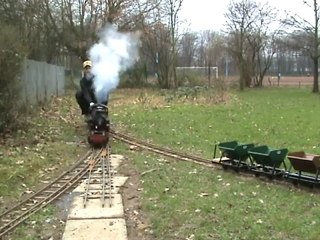 Die BR 96 braust auf fünf Zoll Schienen den Berg herauf