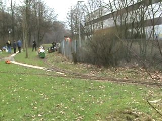 Kinder BR216 fährt in den Bahnhof der Dampfbahn Leverkusen