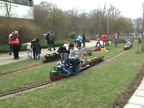 Viel Betrieb im Bahnhof im Stadtpark Leverkusen
