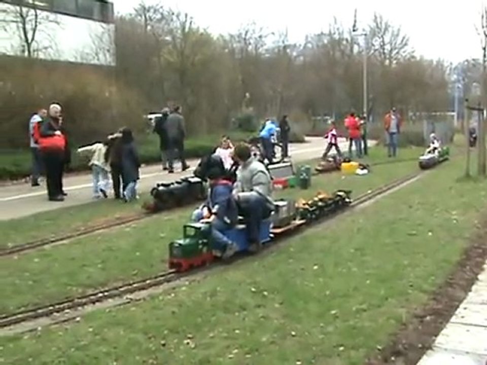 Viel Betrieb im Bahnhof im Stadtpark Leverkusen
