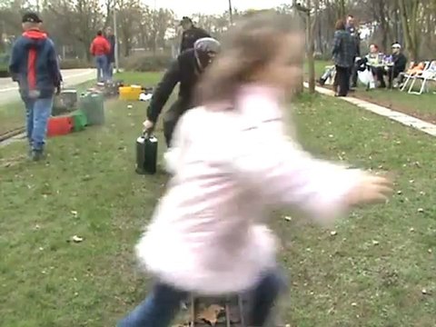 Im Stadtpark Leverkusen wird bei der BR96 Wasser ergänzt