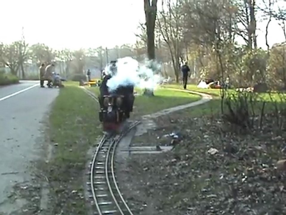 Kinder BR216 und O&K Feldbahnlok fahren aus Hbf Stadtpark