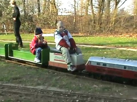 BR96 rangiert rückwärts in d. Publikumsgleis +BR216 passiert