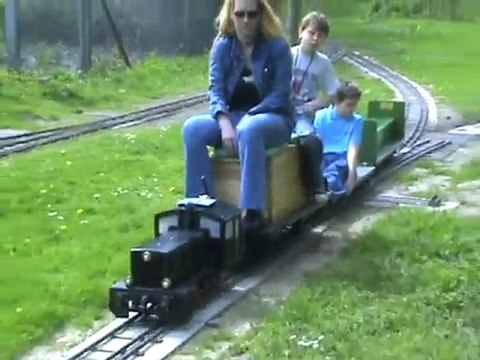 Köf mit weiblichen Personalen im Bhf Stadtpark Leverkusen