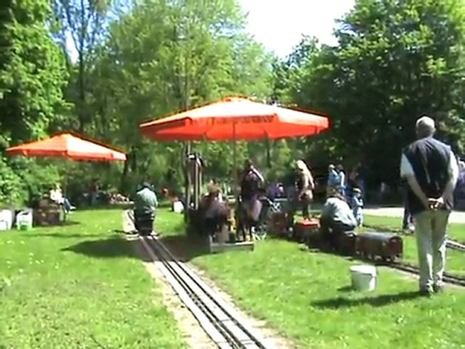 E 3/3 Tigerli passiert auf der fünf Zoll Spur im Bhf der DBL