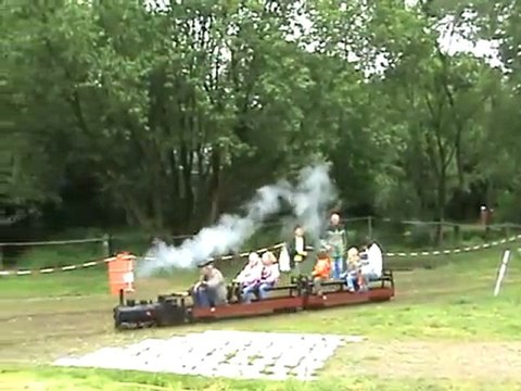 Baureihe U hält im Bahnhof Dampfbahnclub Sprockhoevel