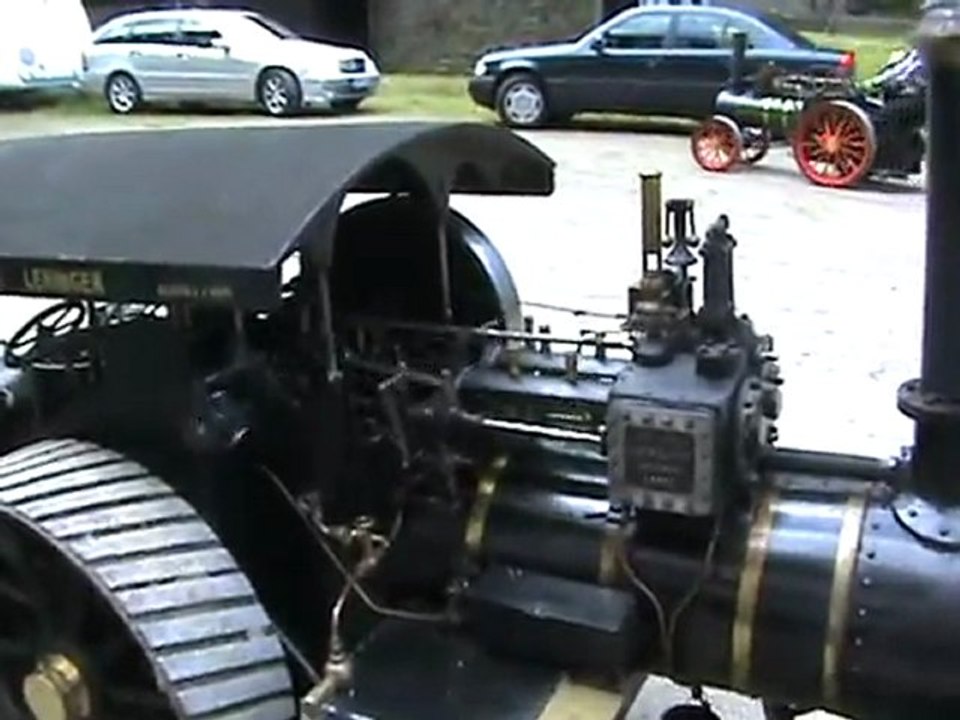 Ein Lokomobil wird beheizt und die anderen sausen ´rum