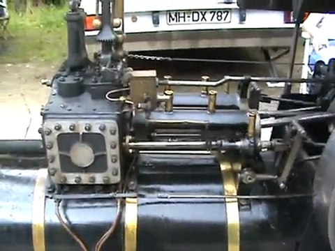 Schwarzes Lokomobil schnauft im Leerlauf vor sich hin