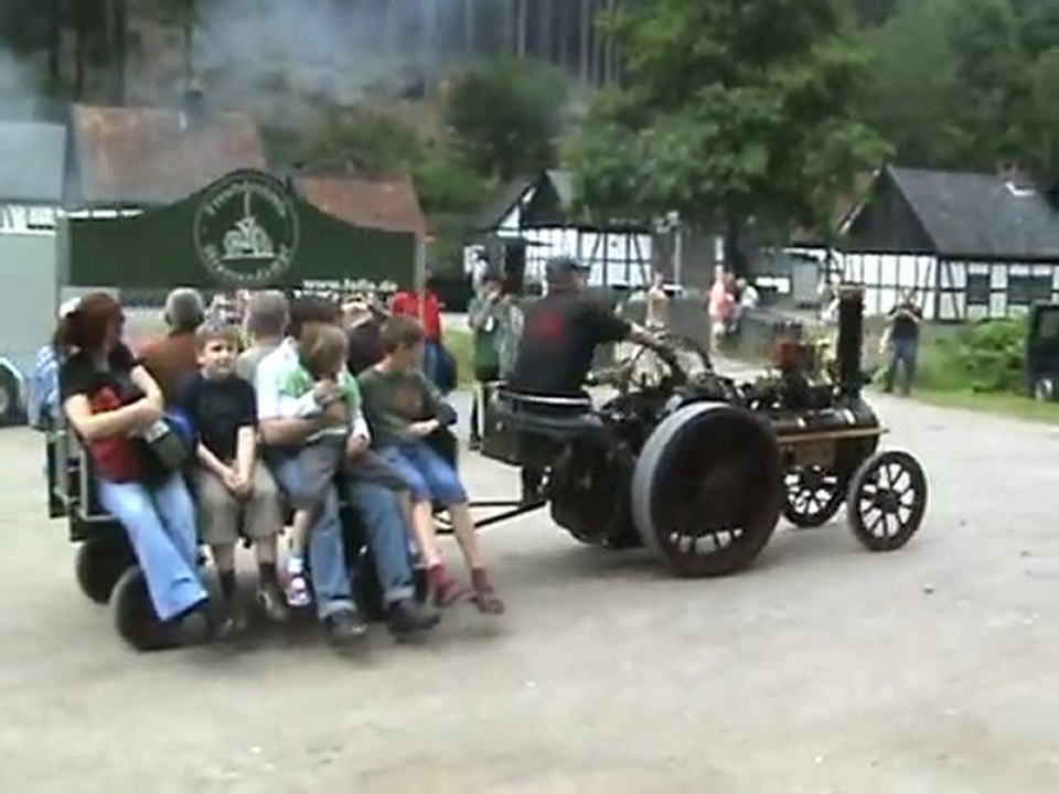 Der Treiber des Pflug-Dampflokomobils saust bäuchlings ´rum