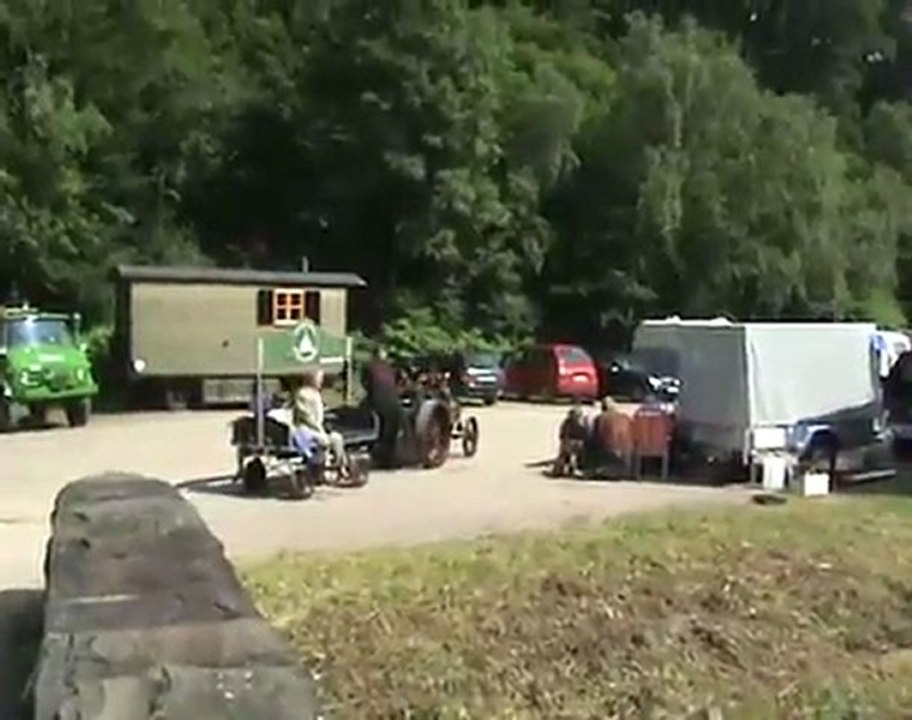 Publikums-Dampflokomobil überquert Brücke im Freilichtmuseum