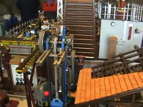 Dampfmaschinenmodell mit Stromgenerator beim Dampftreffen im Freilichtmuseum Lindlar