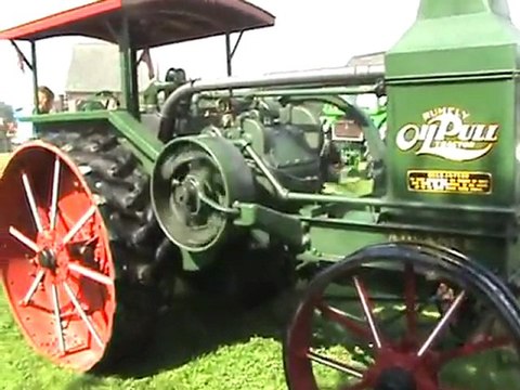 Rumely Kerosin Oil-Pull Traktor / Lokomobile tuckert im Stand vor sich hin