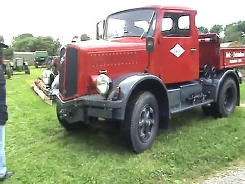 Berna Zugmaschine kommt beim Dampftreffen im Freilichtmuseum Lindlar an