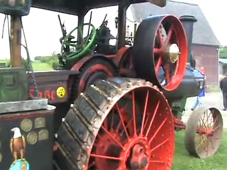 Amerikanisches Case Lokomobile dampft herbei