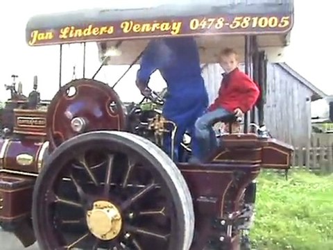 Ein Haufen großer und kleiner Lokomobile beim Dampftreffen in Lindlar