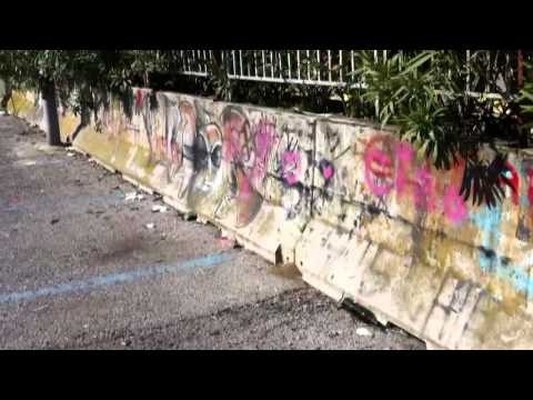 Aversa - Rifiuti e strisce blu convivono nel parcheggio del parco Pozzi (29.02.12)