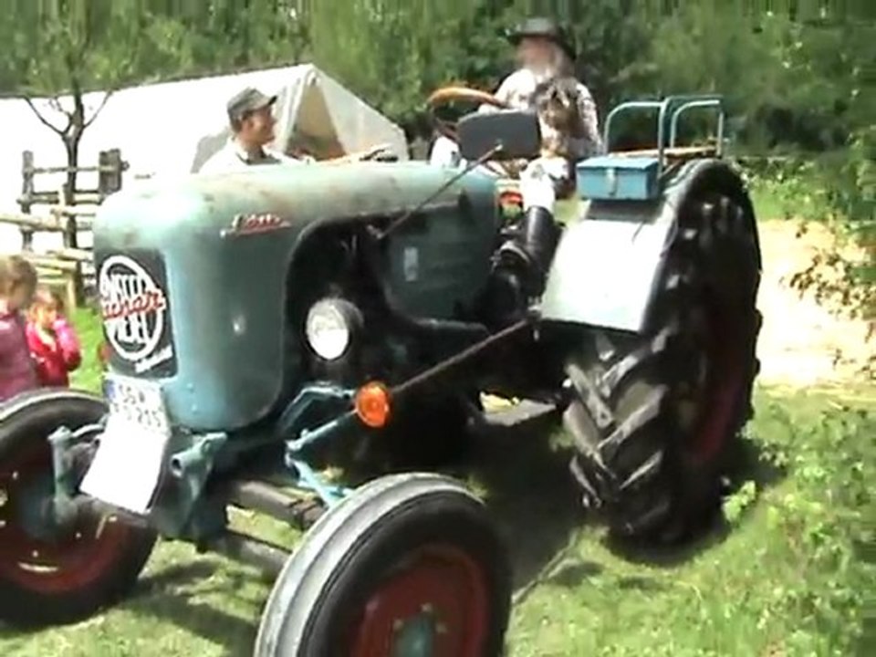 Eicher Traktor mit Hund in Lindlar