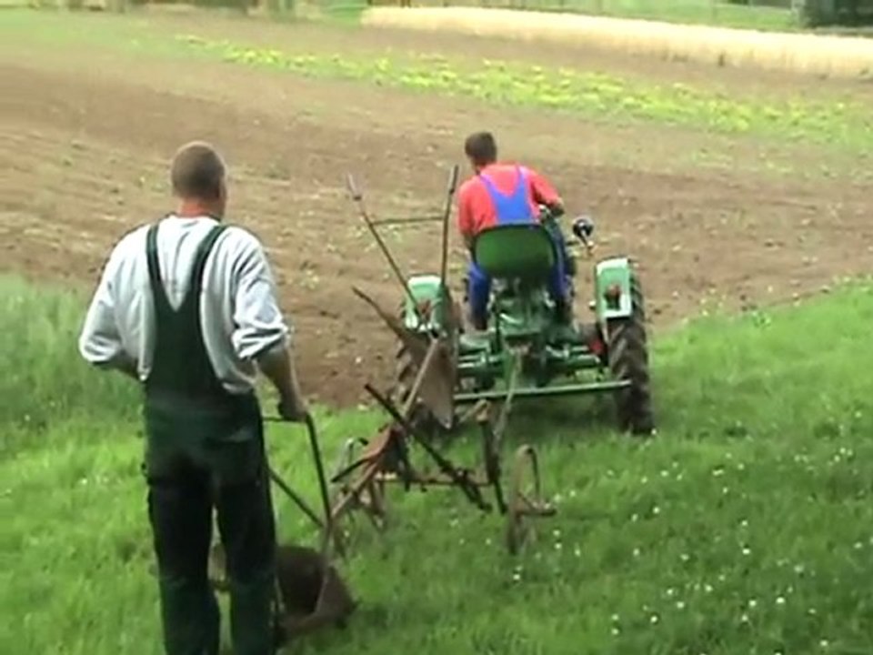 Deutz Traktor pflügt im Freilichtmuseum Lindlar