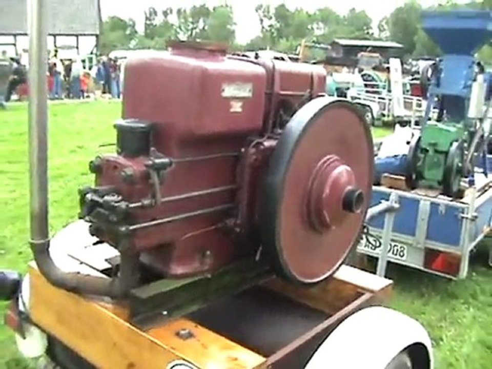 Deutz Stationärmotor wird mit Zündfix angeworfen