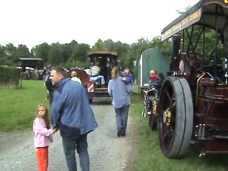 Case Lokomobile fährt in Lindlar an der Orgel vorbei