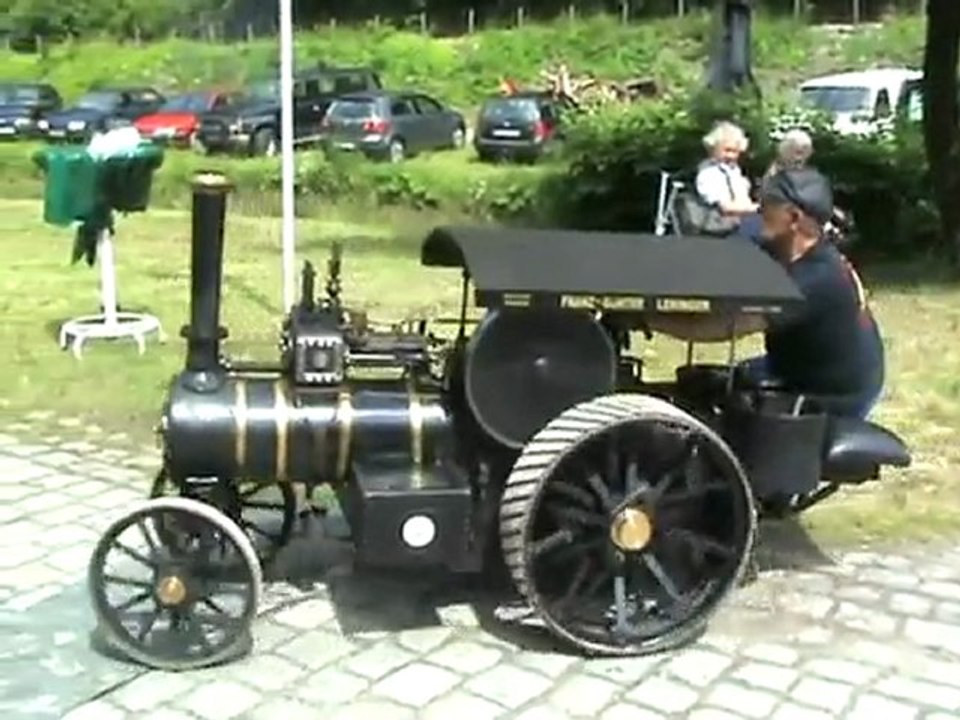 Schwarzes Lokomobil überquert die Brücke zur Wasserstelle