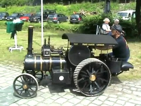 Schwarzes Lokomobil überquert die Brücke zur Wasserstelle