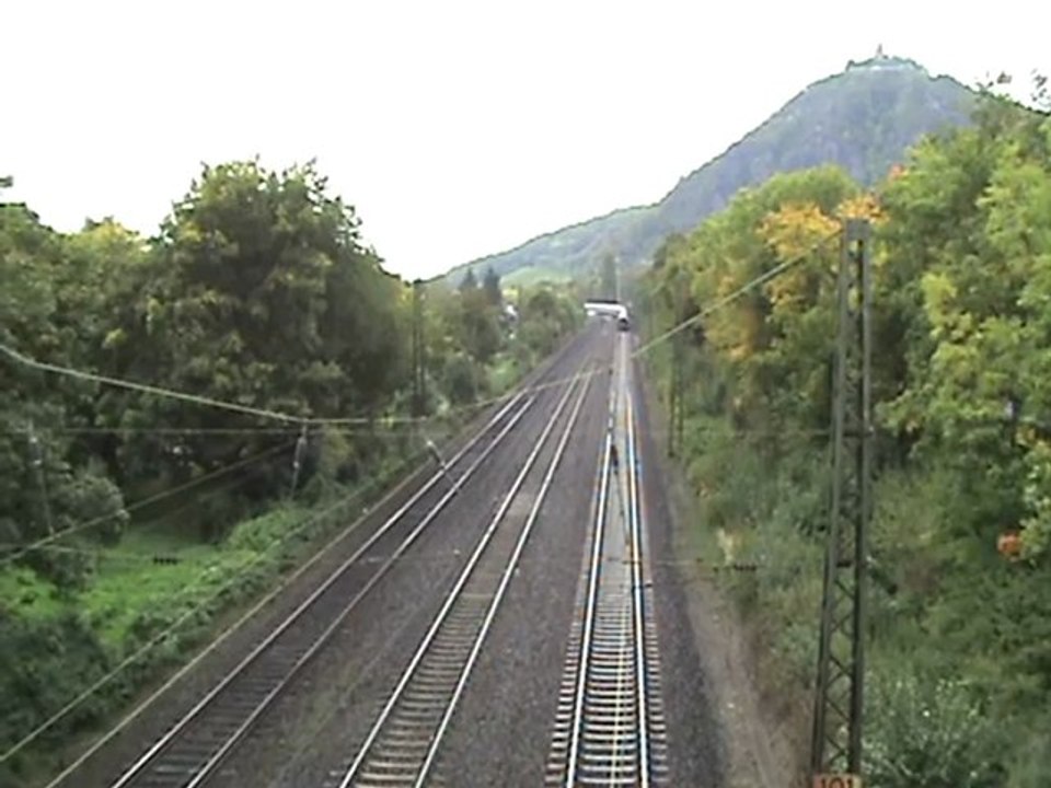 1144 209 der ÖBB mit Güterzug nach Süden und Dispo Taurus nach Bonn bei Bad Honnef