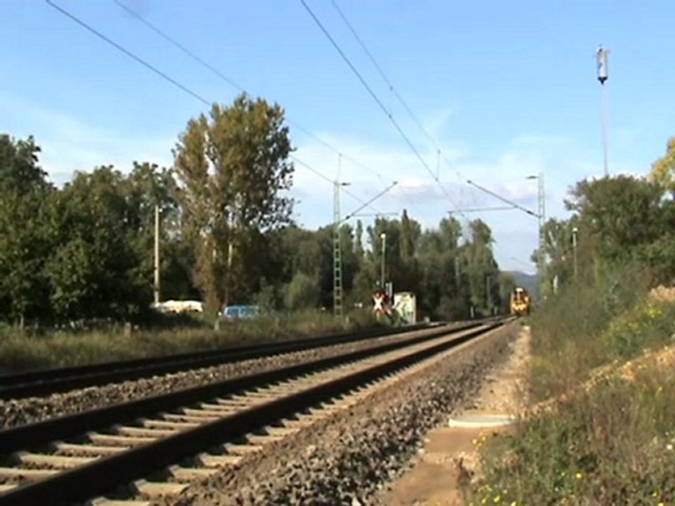 Gleisstopfmaschine von Plasser&Theurer fährt in Richtung Bad Honnef bei Rheinbreitbach