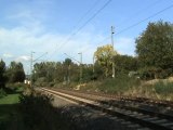 Zwei BR 151 von Railion ziehen beim Bahnübergang in Rheinbreitbach einen Güterzug in Doppeltraktion Richtung Süden