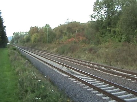 Reuschling V200 der Brohltalbahn nach Süden mit Hupen und Aufblenden bei Rheinbreitbach