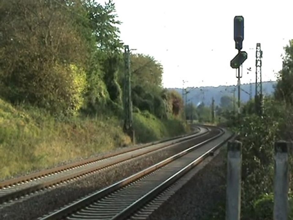 BR 185 von DB Railion fährt mit Schüttgutwagen bei Rheinbreitbach Richtung Köln Bonn