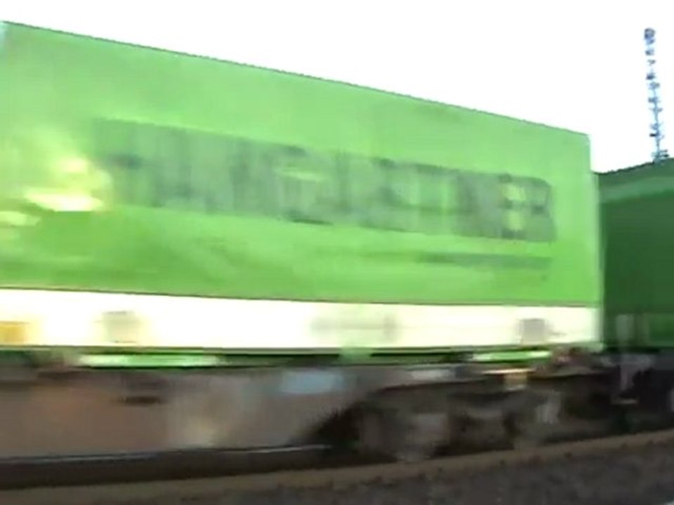 BR 151 mit Lastwagenaufliegern in Richtung Köln Bonn vor der Rheinbreitbacher Kurve