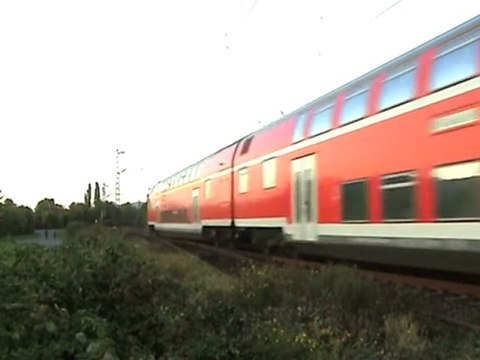 BR 143 fährt mit Dostos durch die Rheinbreitbacher Kurve in Richtung Linz am Rhein