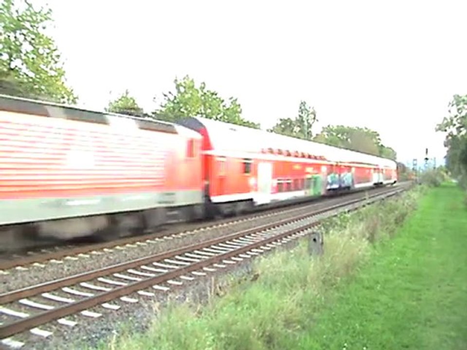 BR 143 mit Dostos hinter der Rheinbreitbacher Kurve fährt in Richtung Bad Honnef